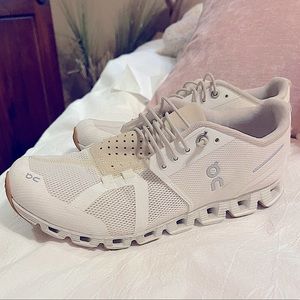 ON CLOUD RUNNING SHOES